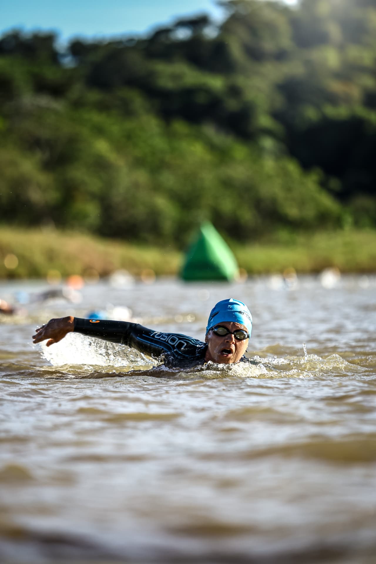 Triatleta nadando em águas abertas